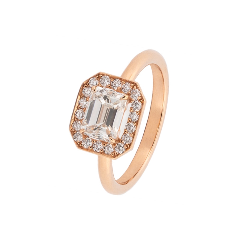 Rose gold ring with emerald-cut diamond, a timeless piece of jewelry that exudes elegance this Christmas
